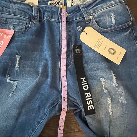 👖- DENIM BLVD Size 13 Distressed/ripped mid-rise / Girlfriend Jeans - Picture 7 of 15